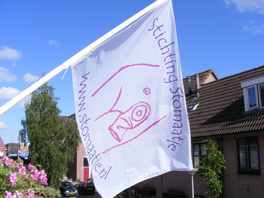 Vlag met logo Stichting Stomaatje